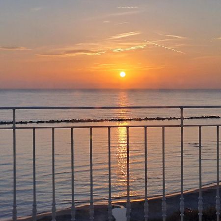 Апартаменты Attico Fronte Mare Мартинсикуро Экстерьер фото