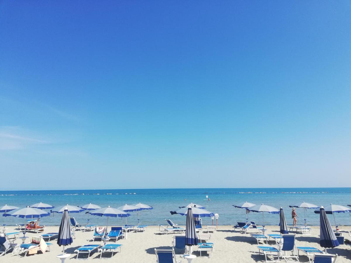 Апартаменты Attico Fronte Mare Мартинсикуро Экстерьер фото