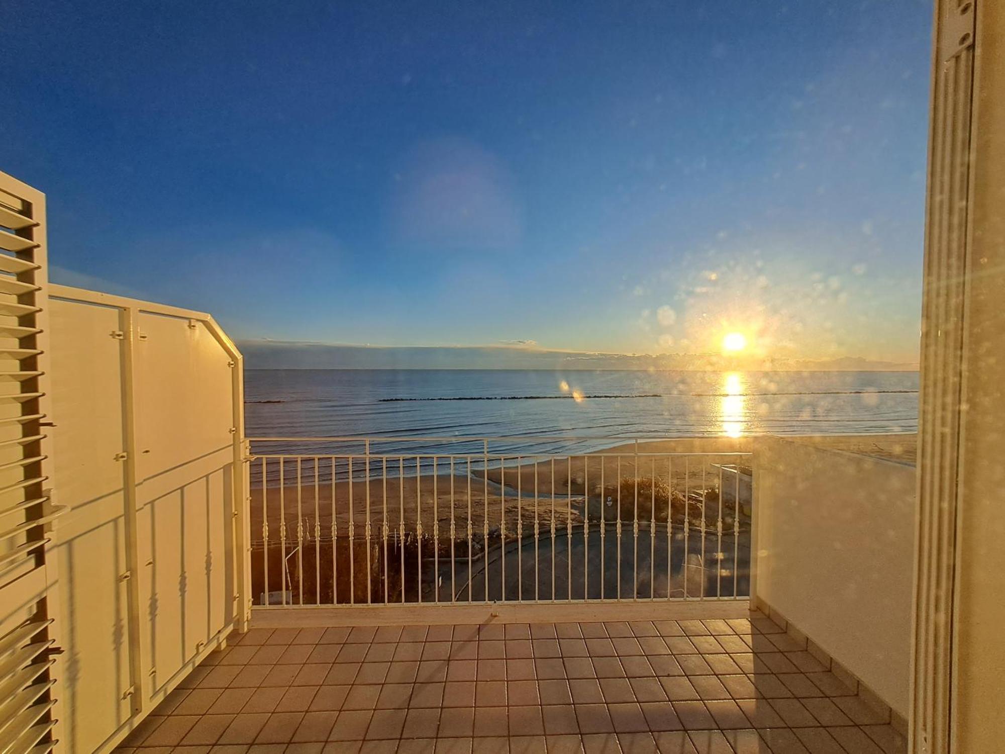 Апартаменты Attico Fronte Mare Мартинсикуро Экстерьер фото